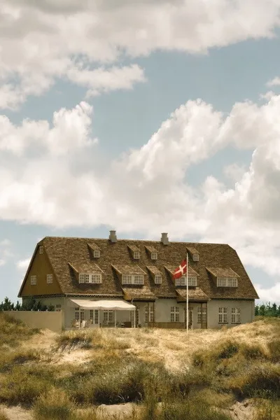 Приморский отель (2013)